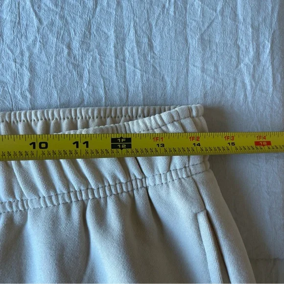 Alo Accolade Sweatpant in Oat Milk Size Medium Jogger - Picture 5 of 8